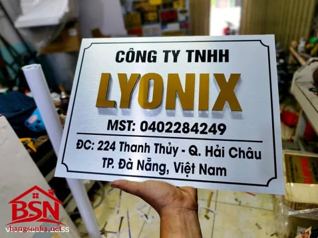 Bảng tên công ty gắn tường tại sảnh lễ tân